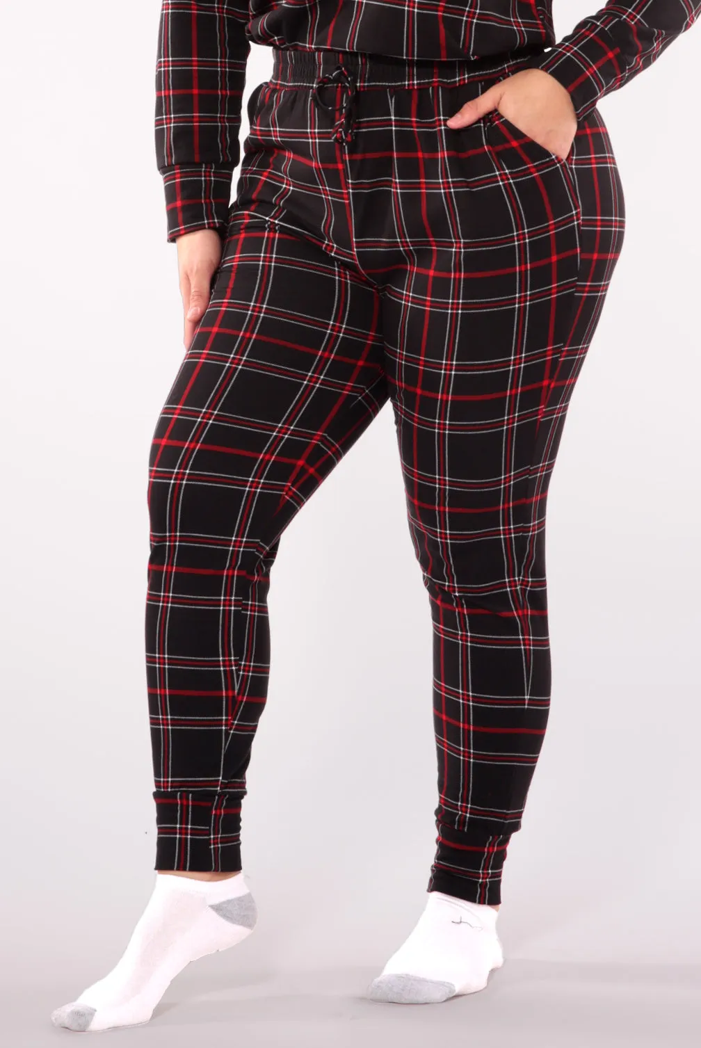 Plus Size Holiday Print Fleece Lined Long Sleeve Top & Sweatpants Pajama Set - Black & Red Plaid