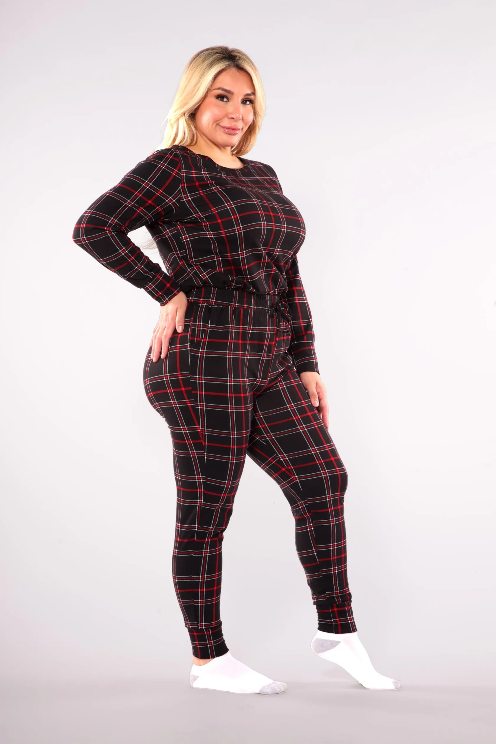 Plus Size Holiday Print Fleece Lined Long Sleeve Top & Sweatpants Pajama Set - Black & Red Plaid